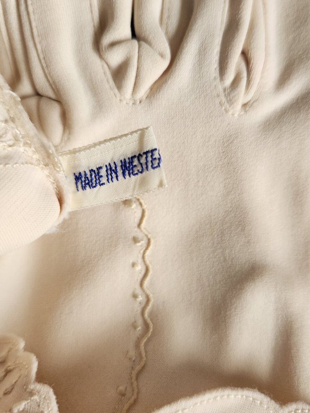 Vintage Cream Scalloped Embroidered Dress Gloves - Picture 3 of 4